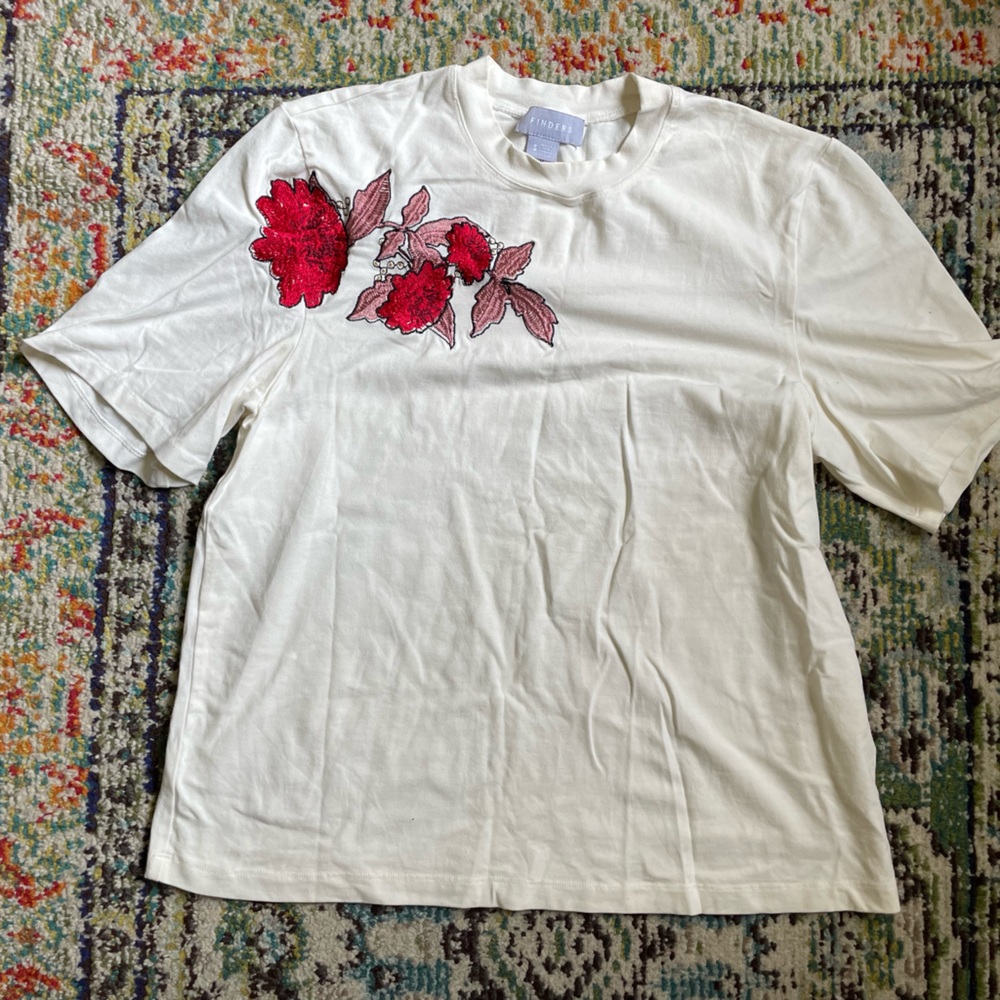 Finders keepers tshirt with rose appliqué small